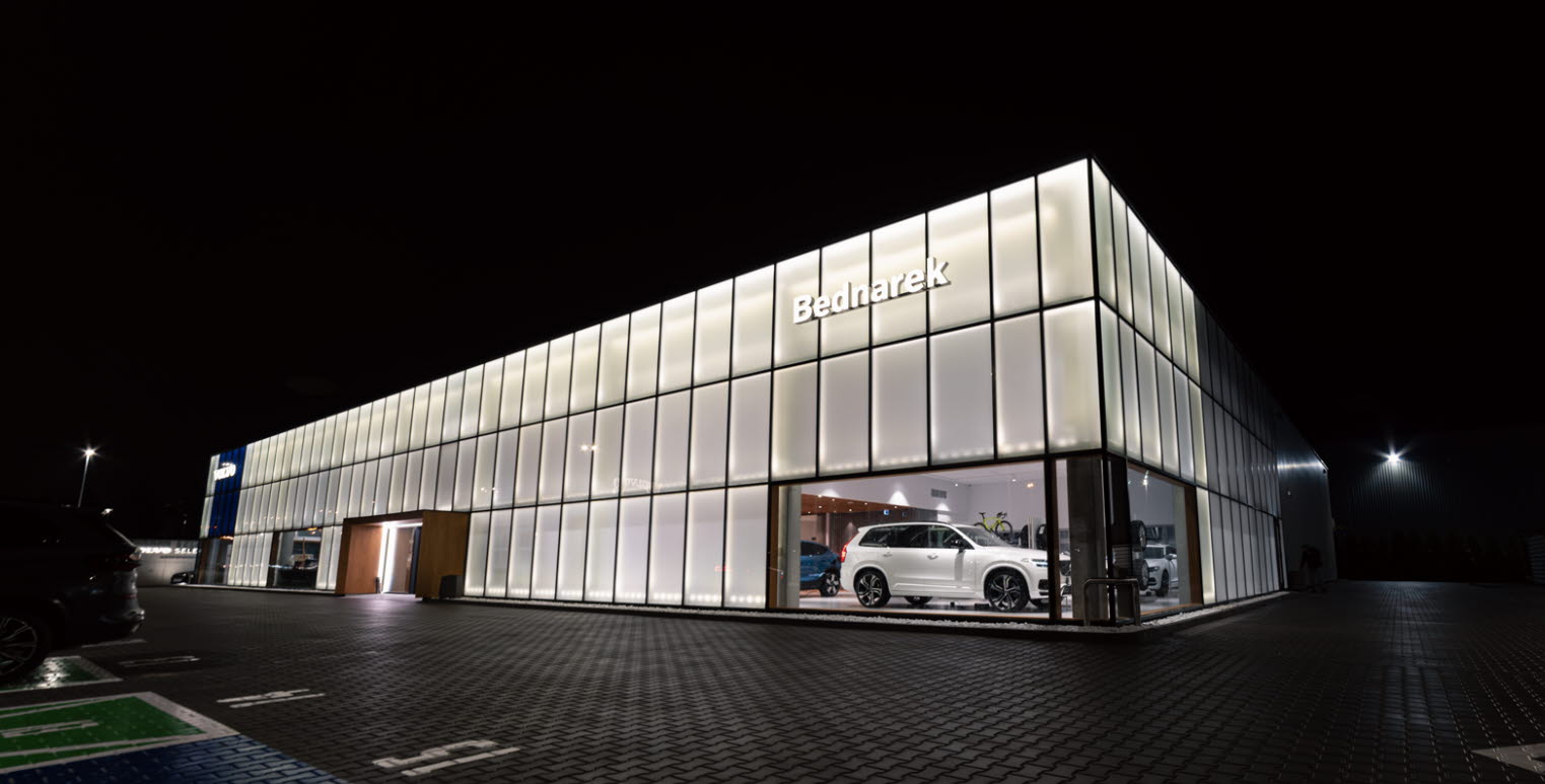 The facade of Bednarkes showroom enlightened with ITAB Retail Lighting solutions