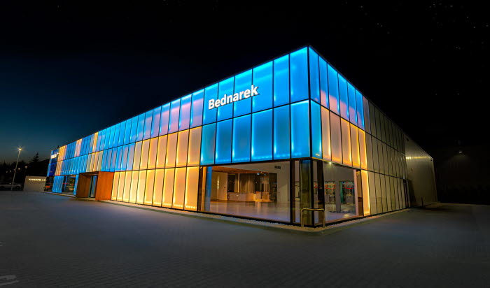 The facade of Bednarkes showroom enlightened with ITAB Retail Lighting solutions in blue and yellow